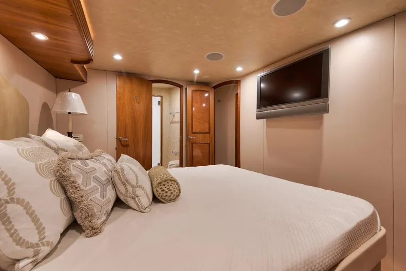 Recidivist Yacht Photos Pics 2006 B&D 60 Custom Carolina- Master Stateroom