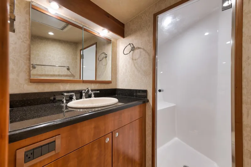 Recidivist Yacht Photos Pics 2006 B&D 60 Custom Carolina- Master Head