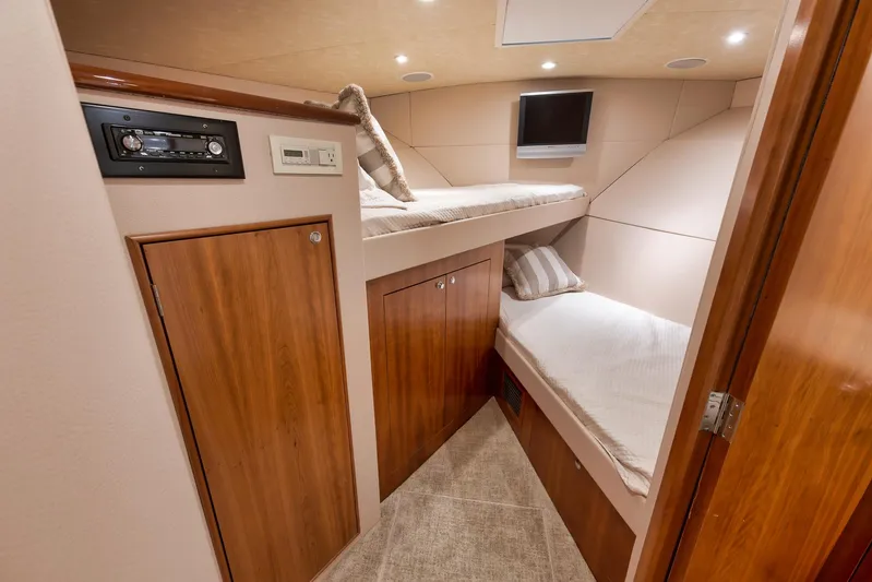Recidivist Yacht Photos Pics 2006 B&D 60 Custom Carolina- VIP Stateroom