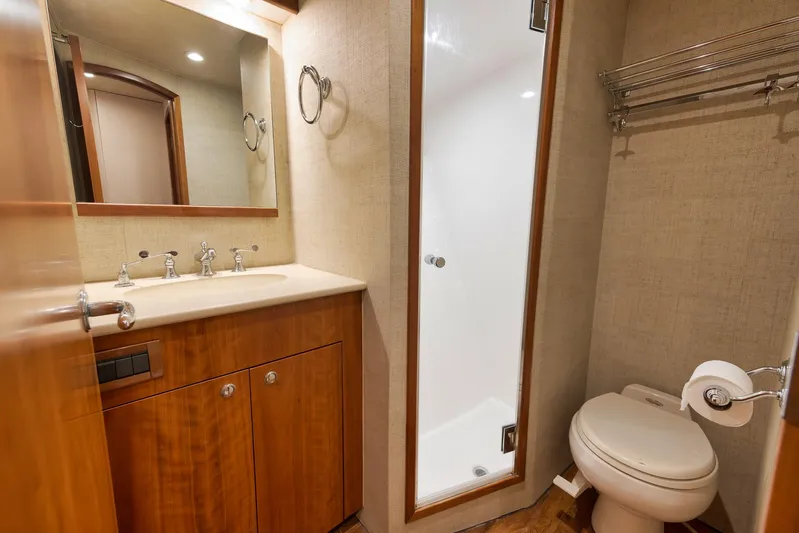 Recidivist Yacht Photos Pics 2006 B&D 60 Custom Carolina- VIP Head