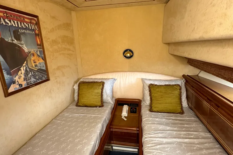  Yacht Photos Pics Luxurious twin cabin in 1998 Ferretti Yachts 80, featuring elegant decor and vintage artwork.