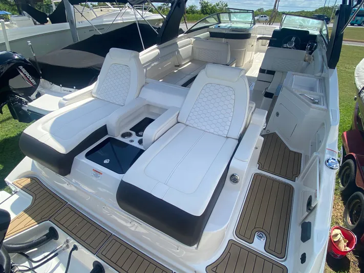 2020 Sea Ray 290 Sdx Ob Yacht Photos Pics 2020 Sea Ray SDX 290 Outboard boat with luxurious seating and modern design.