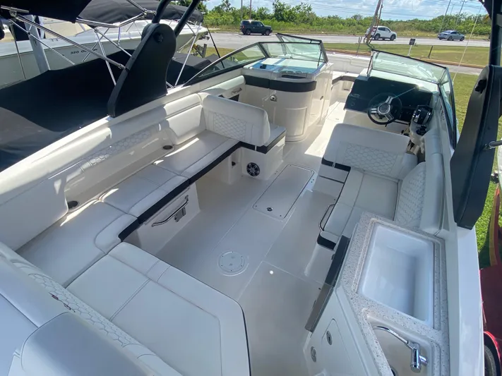 2020 Sea Ray 290 Sdx Ob Yacht Photos Pics 2020 Sea Ray SDX 290 Outboard boat interior with spacious seating and modern amenities.