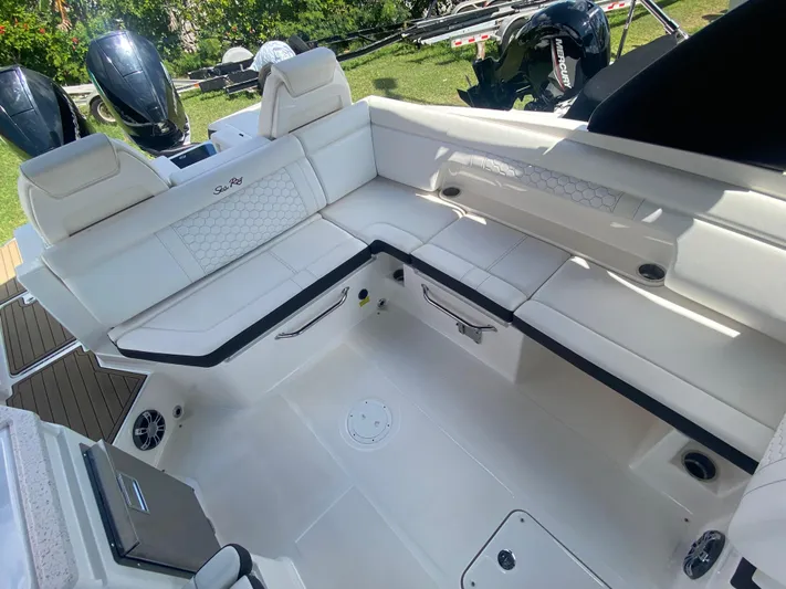 2020 Sea Ray 290 Sdx Ob Yacht Photos Pics 2020 Sea Ray SDX 290 Outboard boat interior with white seating and modern design.