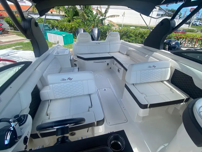 2020 Sea Ray 290 Sdx Ob Yacht Photos Pics 2020 Sea Ray SDX 290 Outboard boat interior with white seating and modern design.