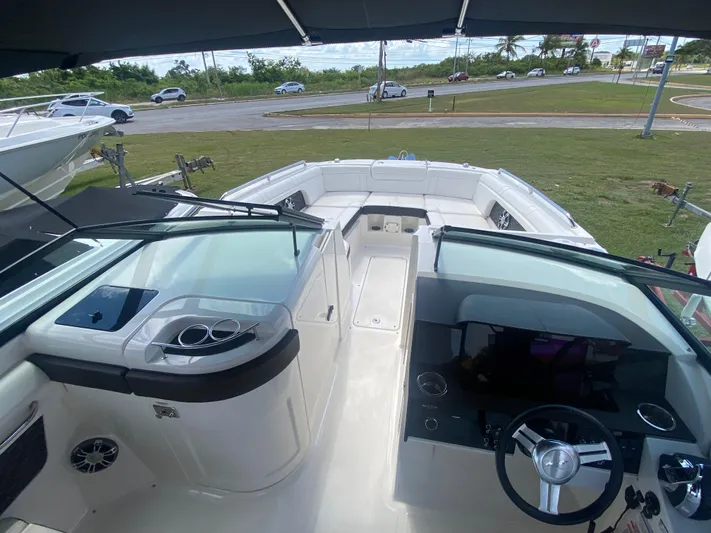 2020 Sea Ray 290 Sdx Ob Yacht Photos Pics 2020 Sea Ray SDX 290 Outboard boat interior with steering wheel and seating area.