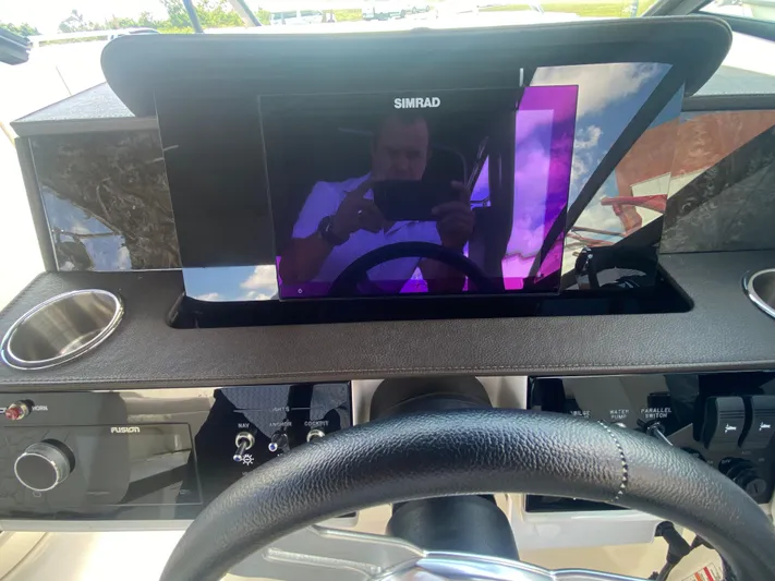 2020 Sea Ray 290 Sdx Ob Yacht Photos Pics 2020 Sea Ray SDX 290 Outboard dashboard with Simrad display and steering wheel.