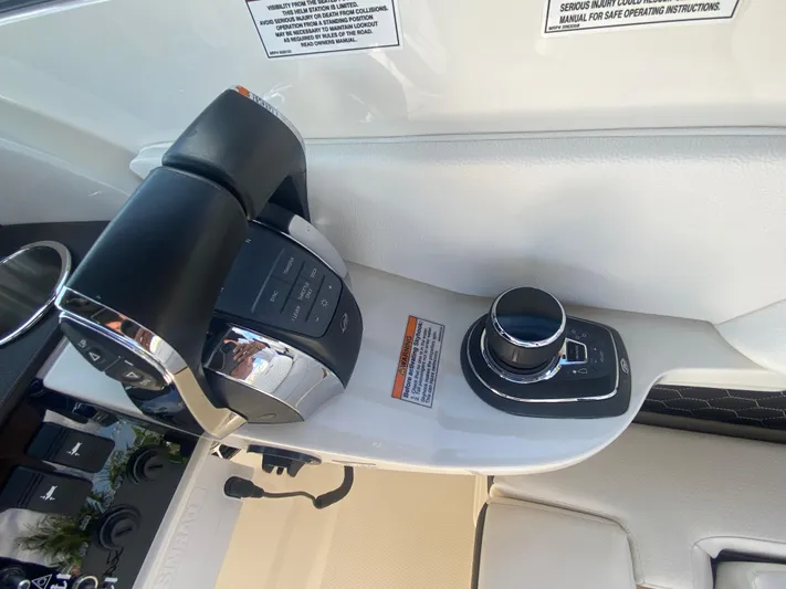 2020 Sea Ray 290 Sdx Ob Yacht Photos Pics Control panel of 2020 Sea Ray SDX 290 Outboard boat with throttle and joystick.