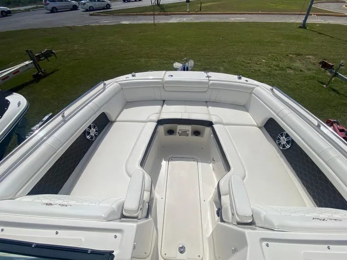 2020 Sea Ray 290 Sdx Ob Yacht Photos Pics 2020 Sea Ray SDX 290 Outboard boat with spacious white seating area.