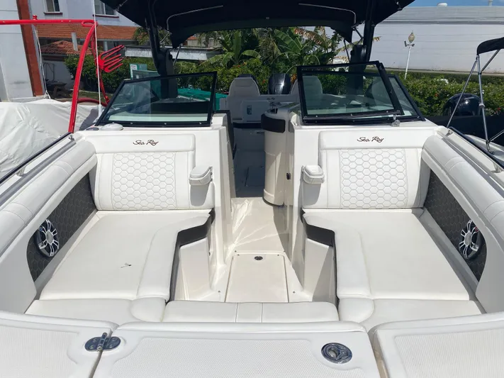 2020 Sea Ray 290 Sdx Ob Yacht Photos Pics 2020 Sea Ray SDX 290 Outboard boat interior with white seating and modern design.