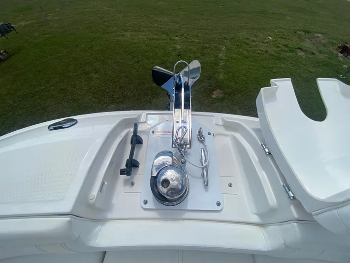 2020 Sea Ray 290 Sdx Ob Yacht Photos Pics 2020 Sea Ray SDX 290 Outboard boat anchor system on deck.