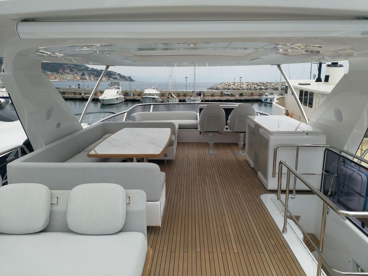 2022 Azimut 74 