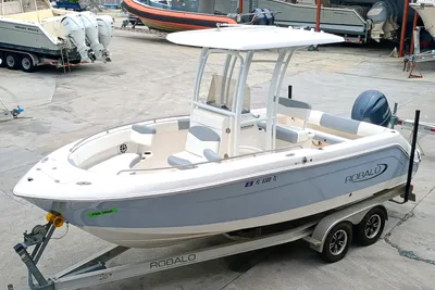 Robalo R222 Center Console