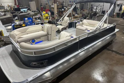 Tahoe Sport 2385 VRB Swingback Tritoon $47995