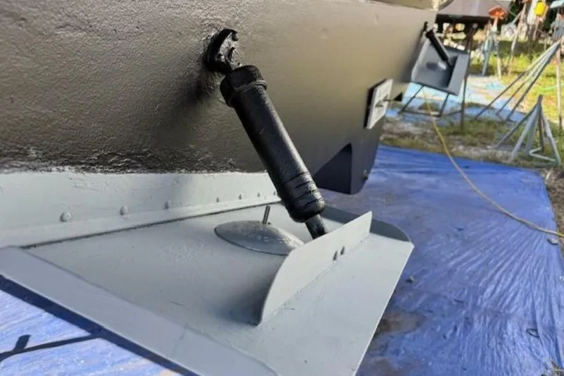  Yacht Photos Pics Trim tab and actuator on a 2003 Sea Ray 420 Sundancer boat.