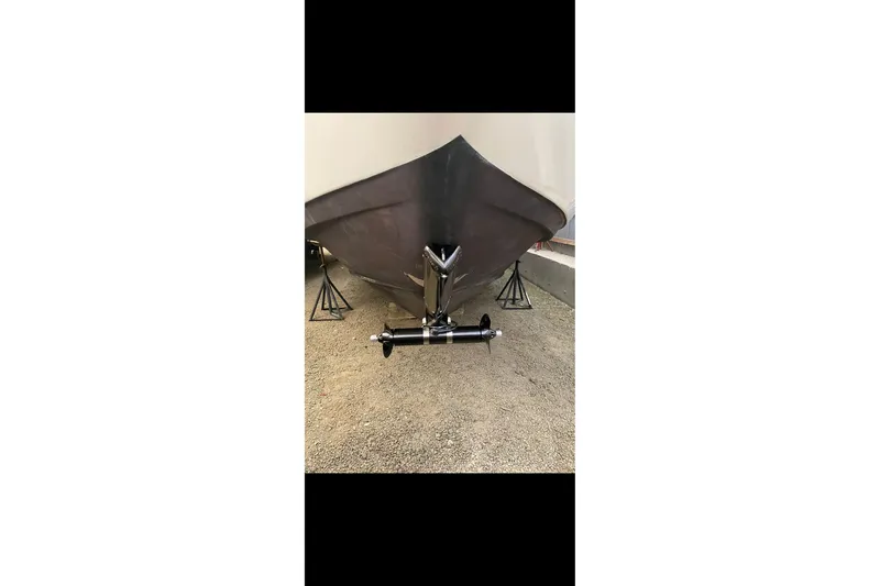  Yacht Photos Pics 2003 Regal Commodore 3880 boat hull and propeller on dry dock.