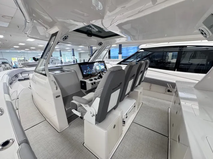  Yacht Photos Pics 2026 REGAL 38 SAV - Image 11