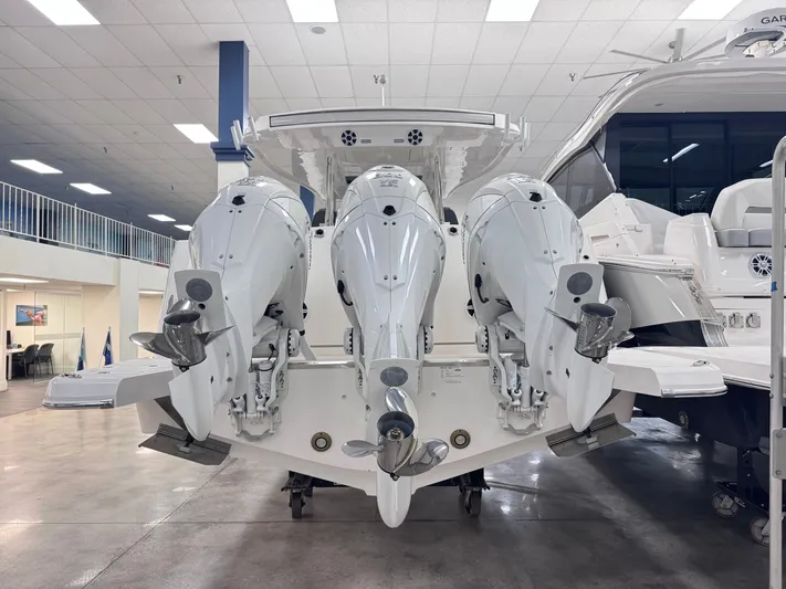  Yacht Photos Pics 2026 REGAL 38 SAV - Image 5