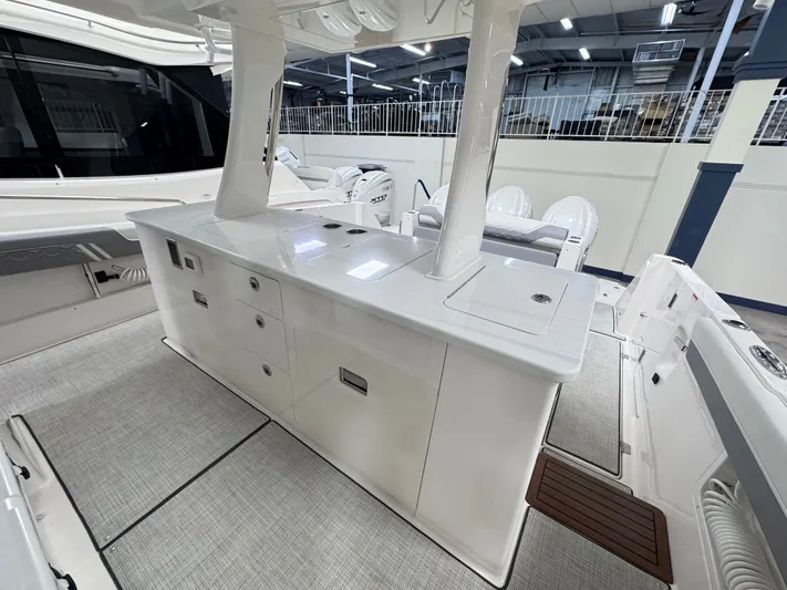  Yacht Photos Pics 2026 REGAL 38 SAV - Image 12