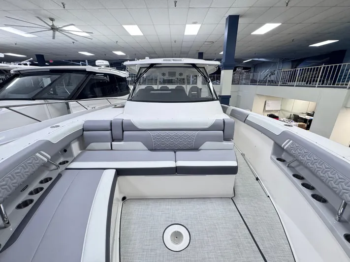  Yacht Photos Pics 2026 REGAL 38 SAV - Image 9