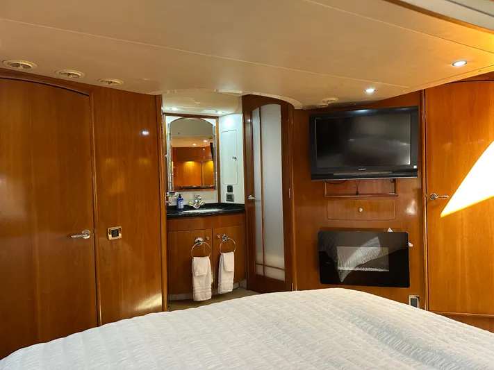  Yacht Photos Pics Luxurious interior of 2001 Carver 570 Voyager Pilothouse with TV and ensuite bathroom.