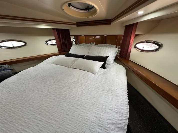  Yacht Photos Pics Luxurious bedroom in 2001 Carver 570 Voyager Pilothouse yacht with elegant bedding.