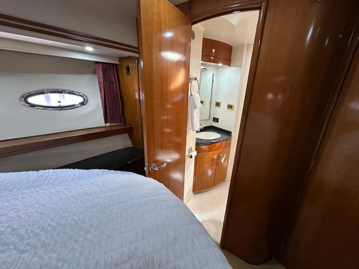  Yacht Photos Pics Luxurious interior of 2001 Carver 570 Voyager Pilothouse yacht cabin with ensuite bathroom.