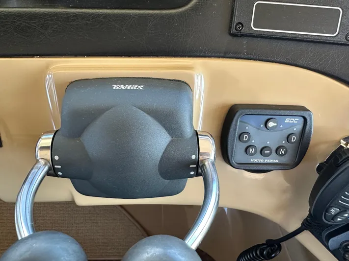  Yacht Photos Pics Throttle controls and panel of a 2001 Carver 570 Voyager Pilothouse boat.