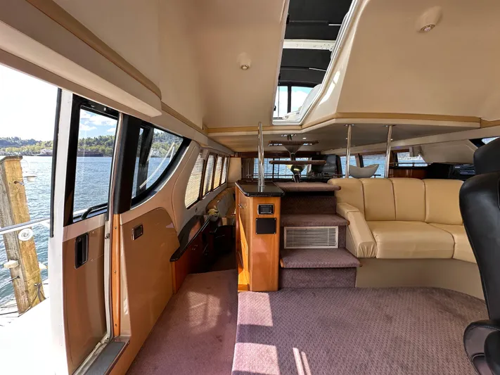  Yacht Photos Pics Interior of 2001 Carver 570 Voyager Pilothouse yacht with spacious seating and scenic windows.