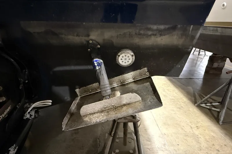  Yacht Photos Pics 2017 Sea Ray Sundancer 330 boat stern with trim tab and underwater light.