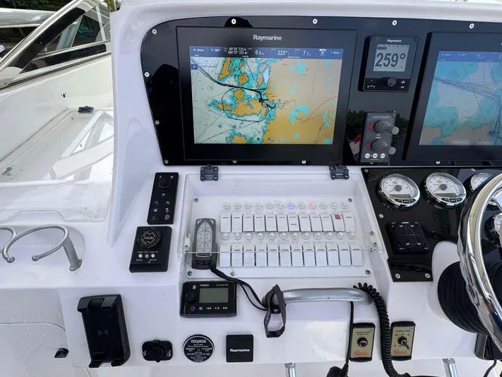  Yacht Photos Pics 2008 Donzi 38 ZSF boat dashboard with navigation screens and controls.