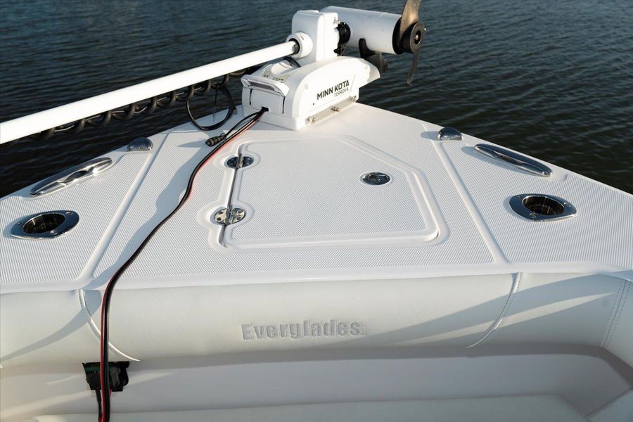 2022 Everglades 273CC
