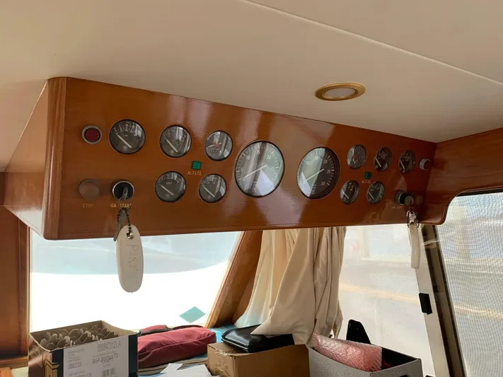 Sundog Yacht Photos Pics 1996 Ocean Alexander 423 Classico dashboard with gauges and controls.