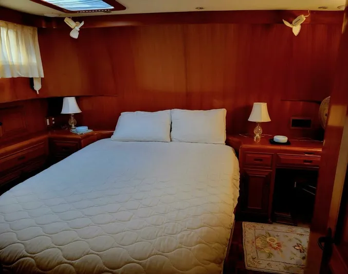 Sundog Yacht Photos Pics 1996 Ocean Alexander 423 Classico yacht bedroom with wood paneling and cozy bedding.