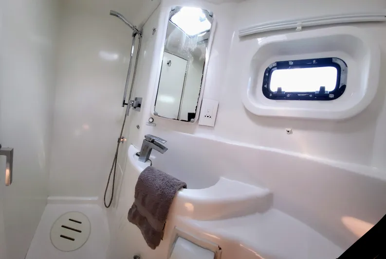 Ohana Yacht Photos Pics Bathroom in Leopard 44 catamaran, year 2016.