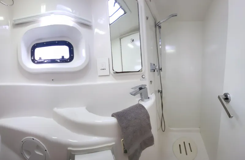 Ohana Yacht Photos Pics Modern bathroom on Leopard 44 yacht, year 2016.