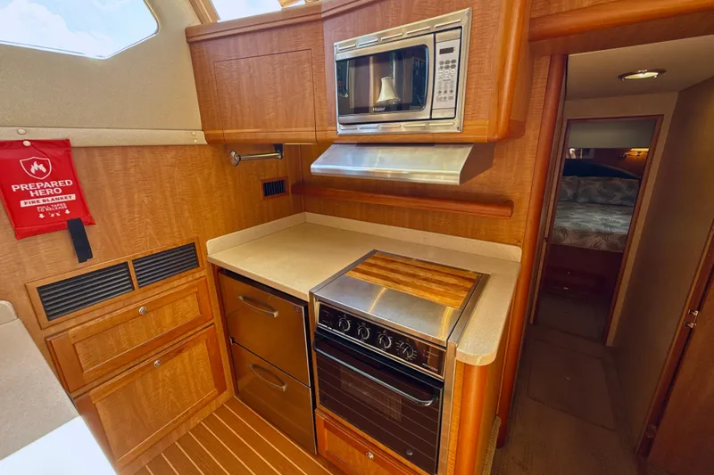 Blue Note Yacht Photos Pics 2007 Mainship 430 Trawler kitchen with microwave, stove, and fire blanket.