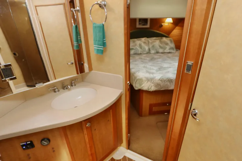 Blue Note Yacht Photos Pics 2007 Mainship 430 Trawler interior with bathroom and cozy bedroom view.