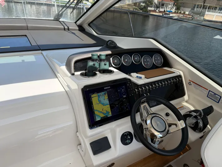  Yacht Photos Pics 2021 Sea Ray Sundancer 350 Coupe helm with navigation system and steering wheel.