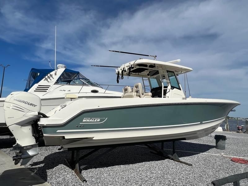 2017 Boston Whaler 330 Outrage