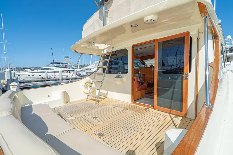 Nick Of Time Yacht Photos Pics 2007 Midnight Lace Sport Cruiser yacht with spacious deck and elegant interior.