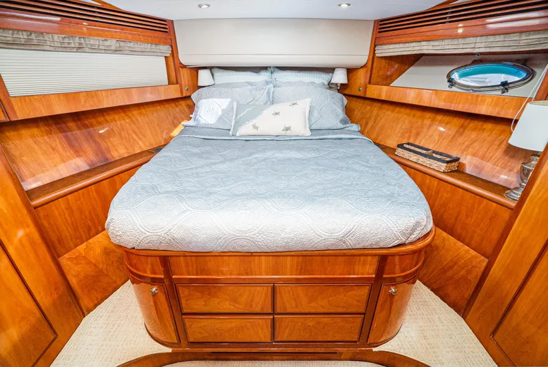 Nick Of Time Yacht Photos Pics Luxurious 2007 Midnight Lace Sport Cruiser cabin with elegant wood finish and cozy bedding.