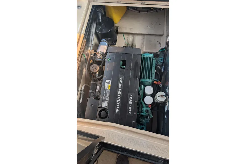 Kameleon Yacht Photos Pics Volvo Penta D4-260 engine in 2017 Cutwater C28 boat.