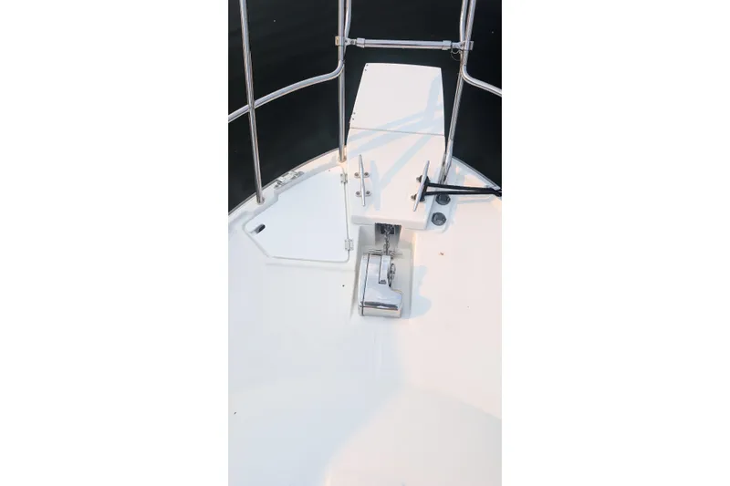 Kameleon Yacht Photos Pics 2017 Cutwater C28 boat deck with anchor system and railing.