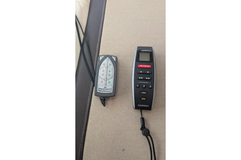 Kameleon Yacht Photos Pics Remote controls for Cutwater C28 boat, 2017 model, featuring Garmin and Side-Power devices.