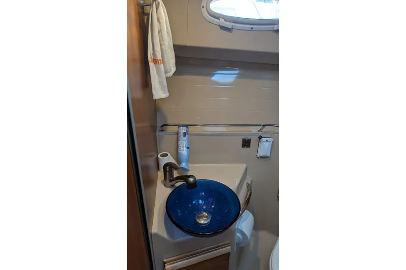 Kameleon Yacht Photos Pics 2017 Cutwater C28 bathroom with blue glass sink and towel.
