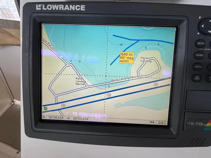  Yacht Photos Pics Lowrance GPS display on 1999 Silverton 392 Aft Cabin, showing Paris Landing Marina map.