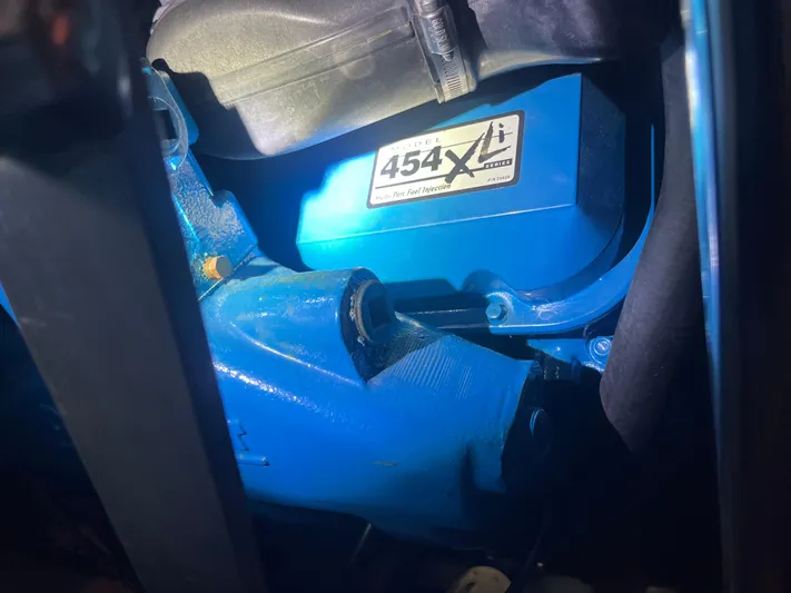  Yacht Photos Pics Close-up of a 1999 Silverton 392 Aft Cabin engine, featuring a blue 454 XL model.