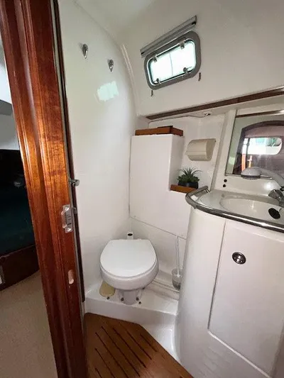 Walkabout Yacht Photos Pics Interior of 1997 Beneteau Oceanis 461 yacht bathroom with toilet and sink.
