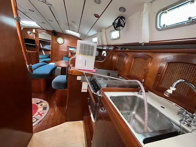 Walkabout Yacht Photos Pics Interior of 1997 Beneteau Oceanis 461 yacht, featuring kitchen and seating area.